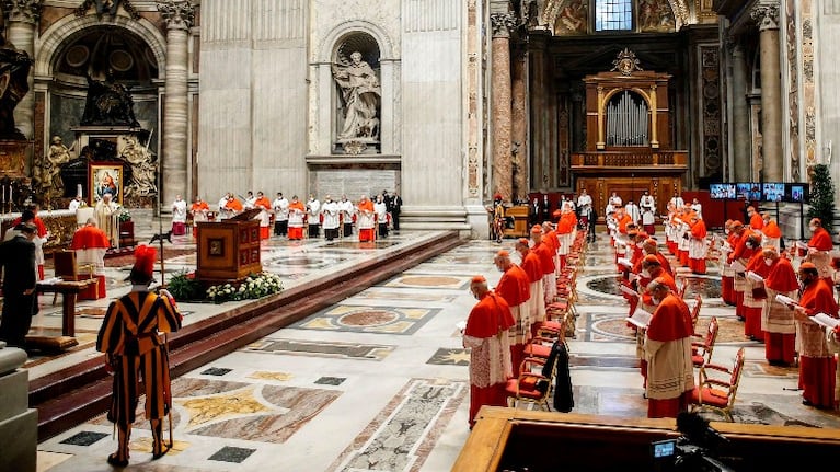 Dos cardenales cercanos al papa, positivos por coronavirus. Foto: AFP.