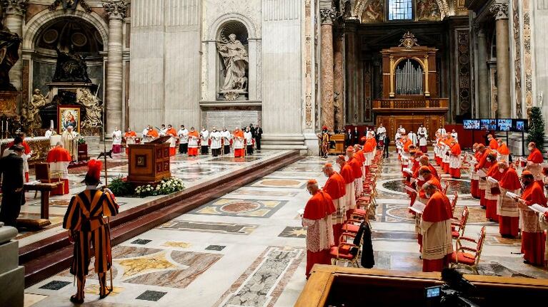 Dos cardenales cercanos al papa, positivos por coronavirus. Foto: AFP.