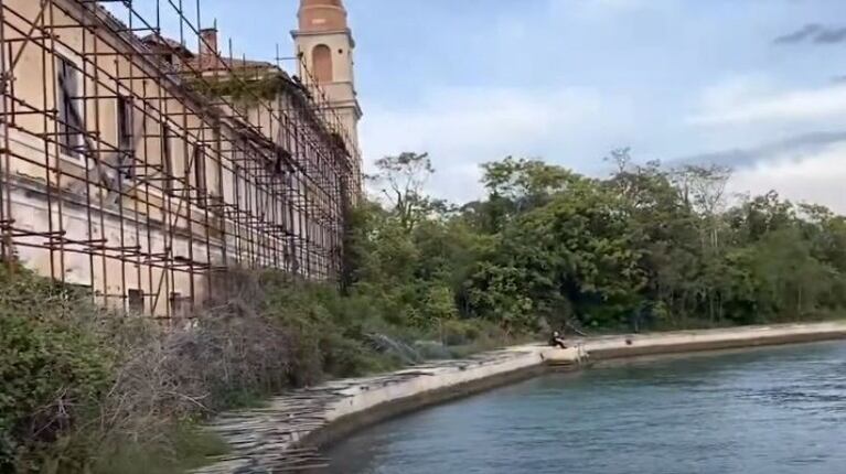Dos exploradores visitan la isla de los fantasmas