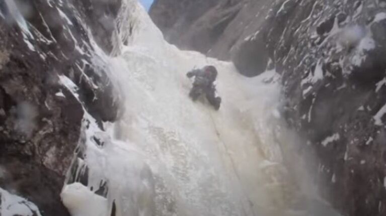 Dos hombres escalan una cascada de hielo de 330 metros en Quebec