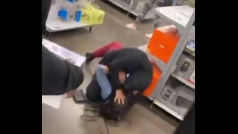 Dos mujeres se pelearon a las piñas por una PlayStation 5 en una tienda