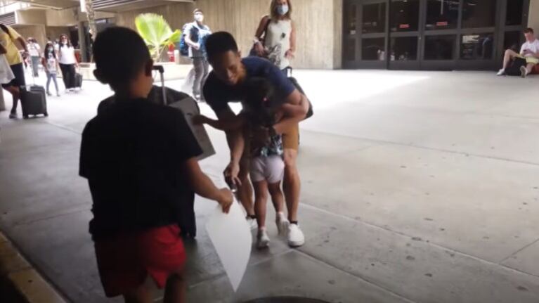  Dos niños de ocho y tres años se reencuentran con su padre marine tras varias semanas sin verse