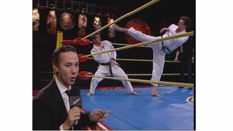 Dos políticos se pelean arriba de un ring