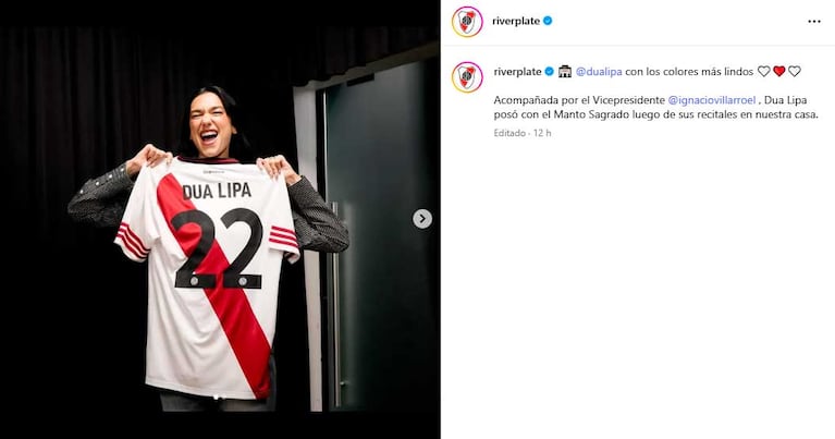 Dua Lipa con el regalo de River Plate (Foto: Instagram @riverplate)