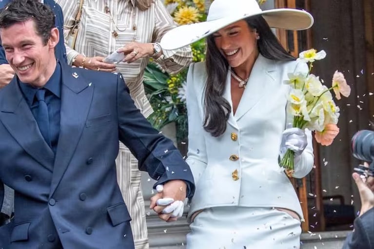 Dua Lipa con traje Schiaparelli el día de su boda con Callum Turner. Crédito: Instagram
