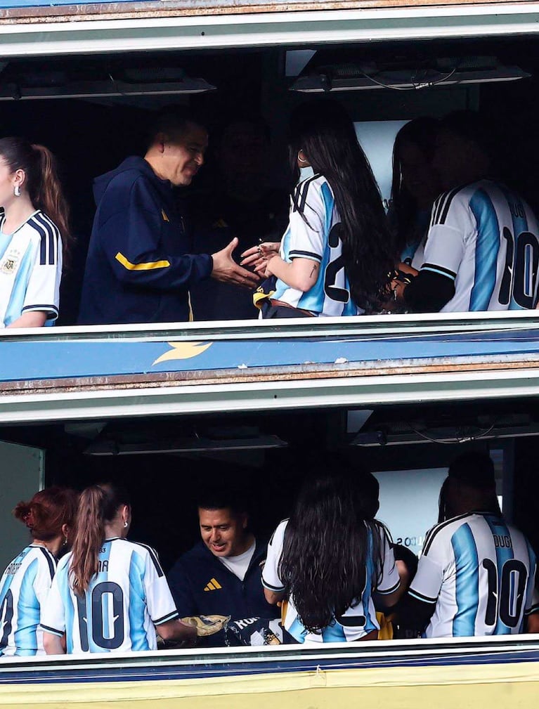 Dua Lipa en la Bombonera con Juan Román Riquelme (Foto: Twitter/ X)