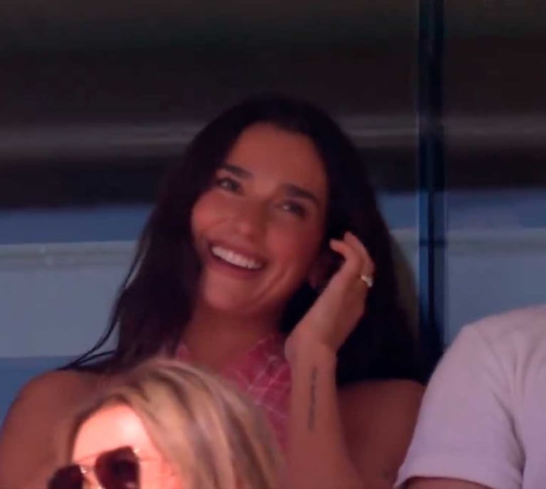 Dua Lipa (Foto: captura X.com / @metgalacrave)