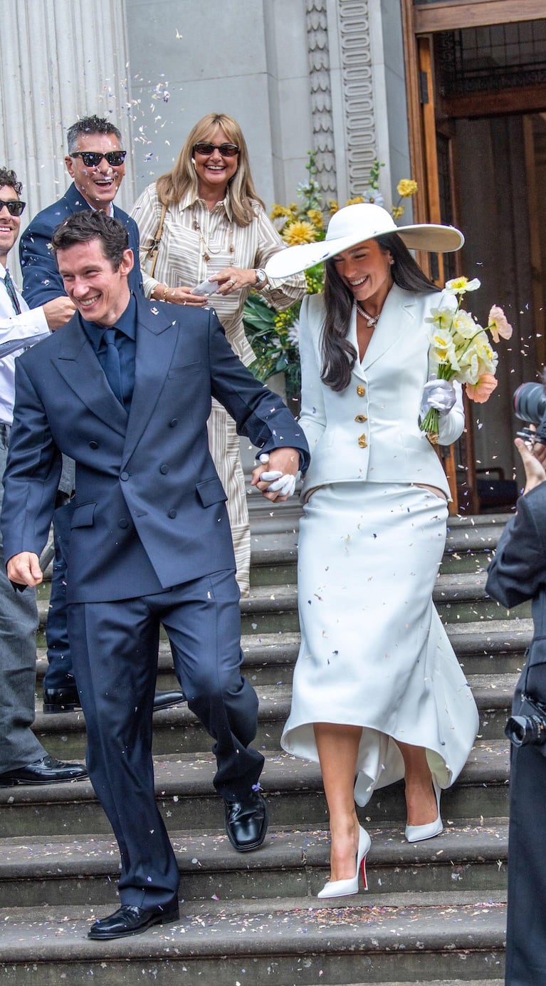 Dua Lipa se casó con Callum Turner: la íntima boda en Londres antes de una fiesta de tres días en Sicilia. Crédito: X/@indi5051