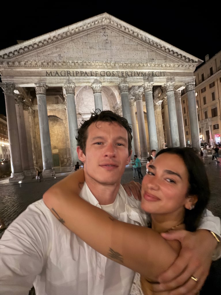 Dua Lipa sorprendió con una foto al desnudo en la bañera durante su luna de miel en Italia. Crédito: Instagram