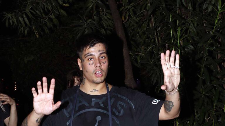 Duki se mostró muy molesto por la presencia de la prensa en el lugar (Fotos: Movilpress).