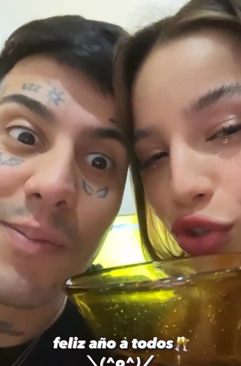 Duki y Emilia Mernes se mostraron más enamorados que nunca en Año Nuevo: el video a los besos