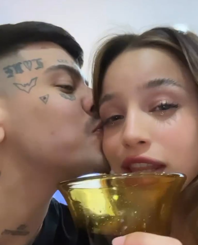 Duki y Emilia Mernes se mostraron más enamorados que nunca en Año Nuevo: el video a los besos