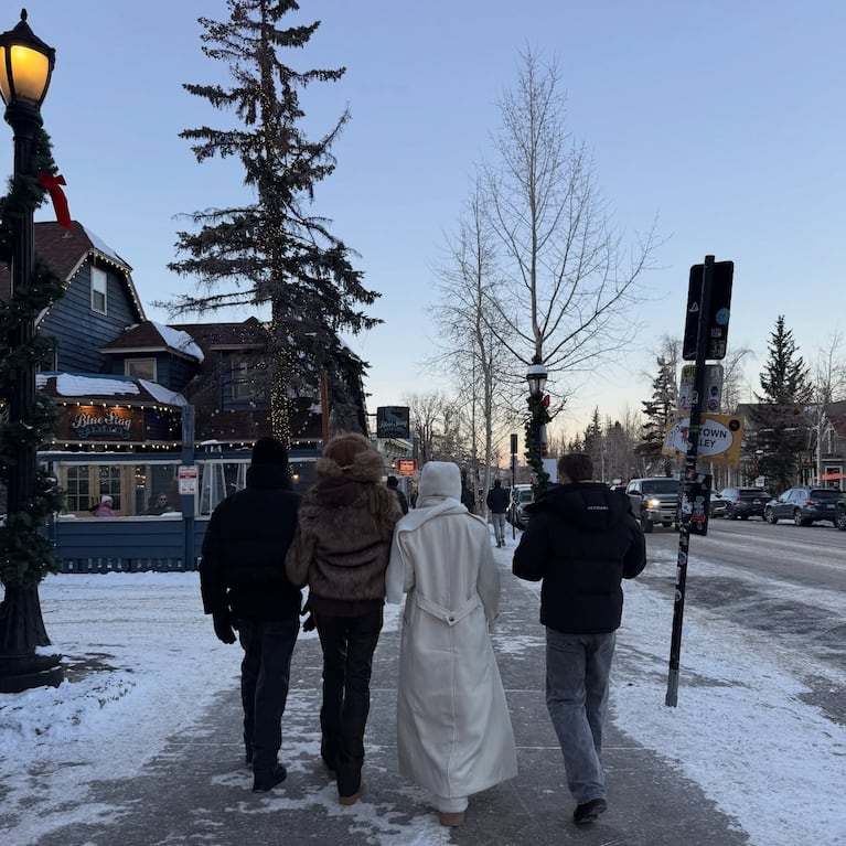 Duki y Emilia Mernes, vacaciones de lujo y romance en la nieve. Crédito: Instagram