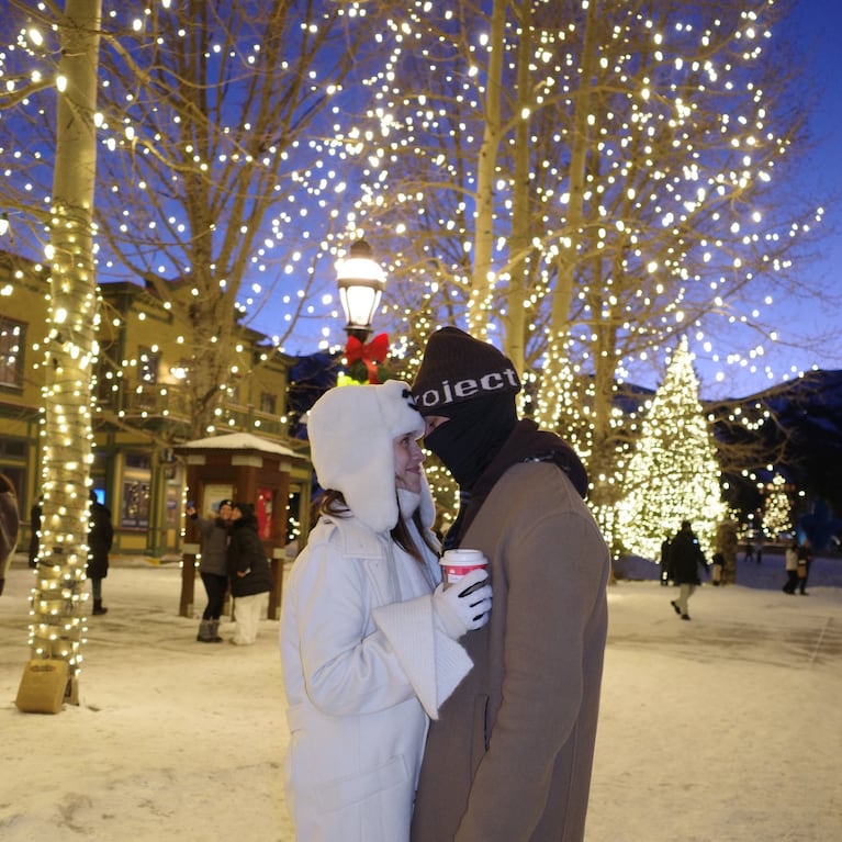 Duki y Emilia Mernes, vacaciones de lujo y romance en la nieve. Crédito: Instagram
