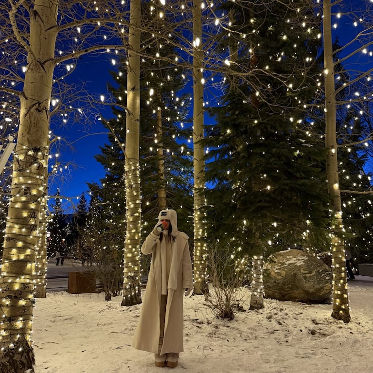 Duki y Emilia Mernes, vacaciones de lujo y romance en la nieve. Crédito: Instagram