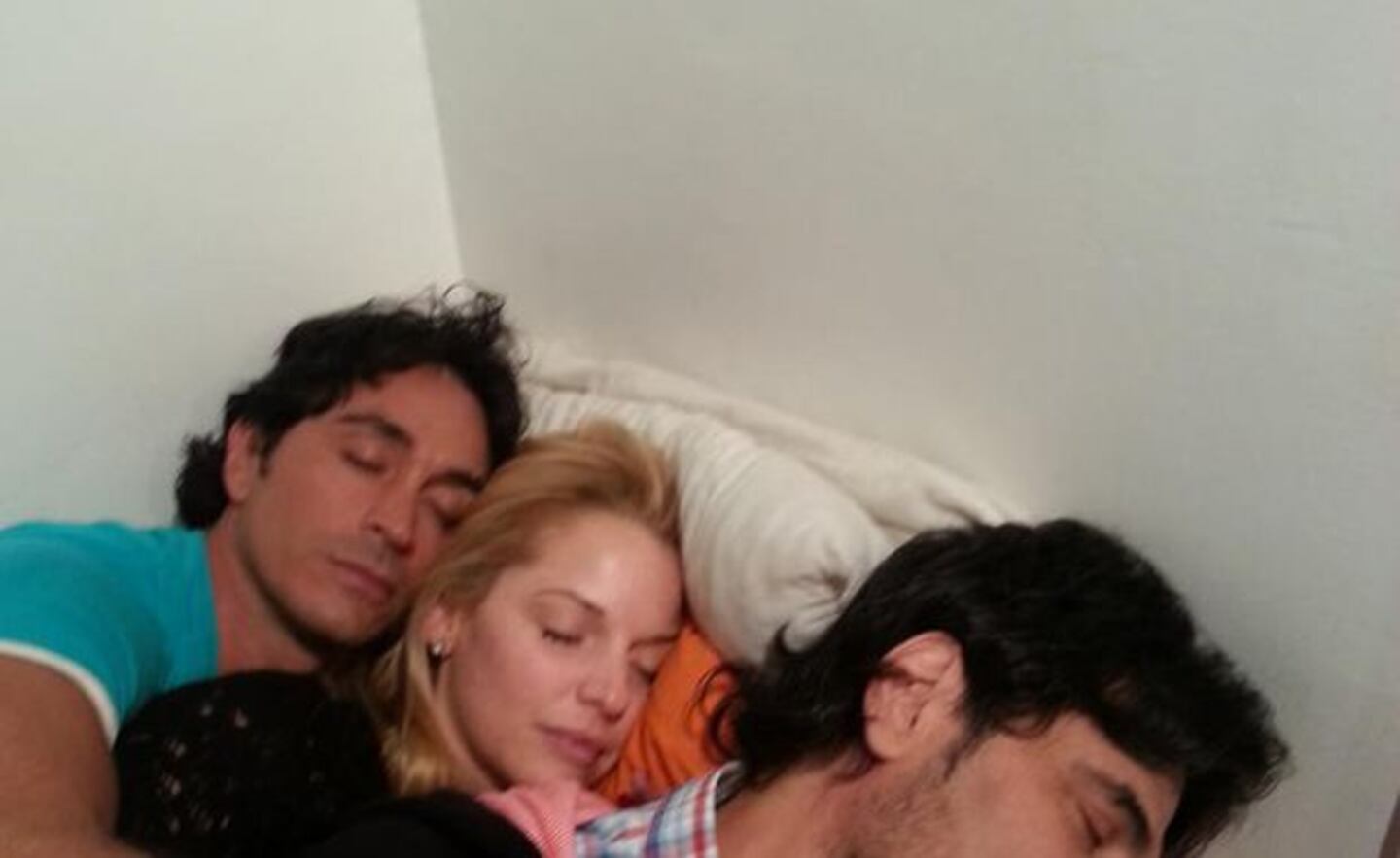 Dulce Amor, dulces sueños: Zampini y una siesta "sandwichito" entre Estevanez y Darthés. (Foto: Twitter)