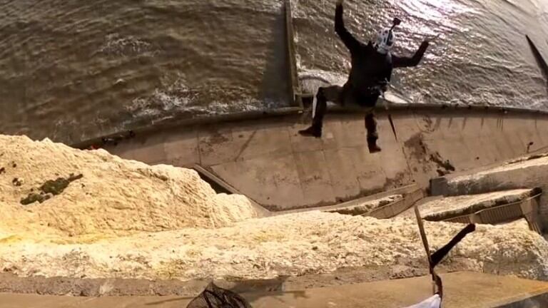 Dúo de adictos a la adrenalina realiza un salto BASE de 40 metros de altura en la Costa Jurásica de Reino Unido
