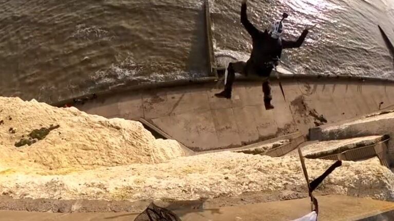 Dúo de adictos a la adrenalina realiza un salto BASE de 40 metros de altura en la Costa Jurásica de Reino Unido