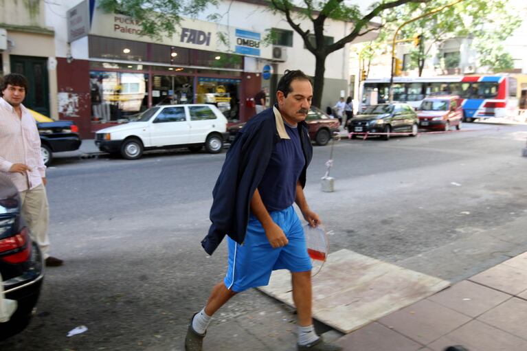 DYN08, BUENOS AIRES 26/02/10, EL GOBERNADOR DE TUCUMAN, JOSE ALPEROVICH, FUE TRASLADADO ESTE MEDIODIA AL HOSPITAL ITALIANO DE ESTA CAPITAL FEDERAL LUEGO DE SER OPERADO EN LA CAPITAL PROVINCIAL EN HORAS DE LA MA�ANA A RAIZ DE UN GOLPE EN LA ZONA INGUINAL MIENTRAS ANDABA EN BICICLETA.FOTO-DYN/PABLO MOLINA