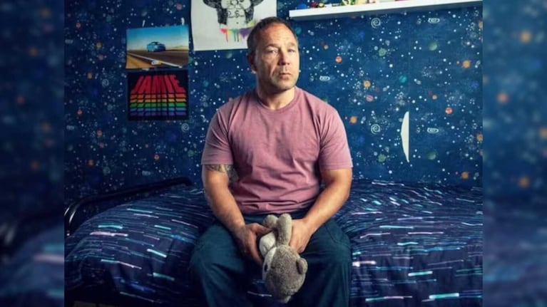 Eddie (Stephen Graham) con el peluche en la habitación de su hijo Jamie en Adolescencia. Foto: Netflix