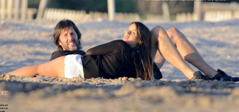 Eduardo Celasco y Vito Rodríguez, una pareja apasionada en las playas de Mardel (Foto: Gente)