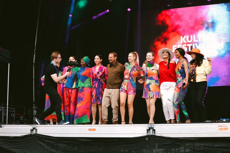 Eduardo Ocantos en el cierre de su desfile junto a las modelos