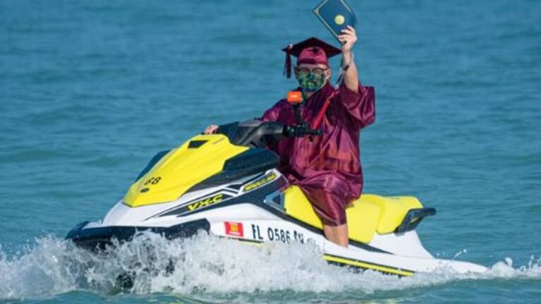 Efecto cuarentena: alumnos buscan sus diplomas en moto de agua