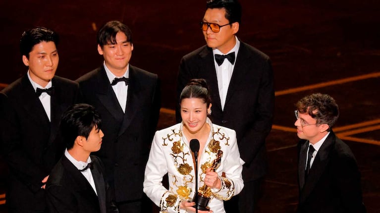 EJAE, Mark Sonnenblick, Joong Gyu Kwak, Yu Han Lee, Hee Dong Nam, Jeong Hoon Seo y Teddy Park ganaron el Oscar por Mejor canción original, "Golden", de Las Guerreras Pop  (Foto: REUTERS/Mike Blake)