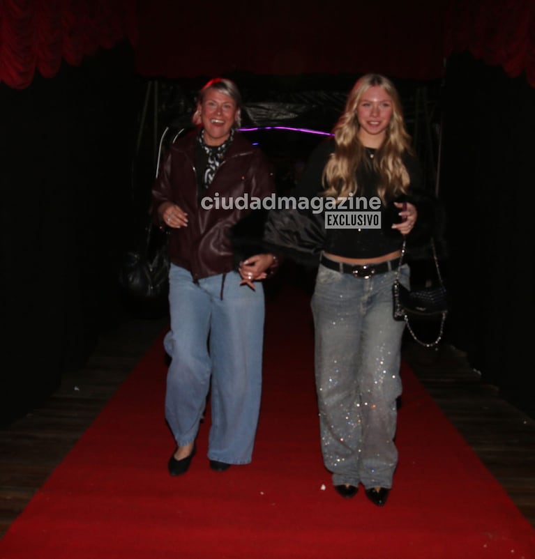 Ekaterina Ojeda y su mamá en el Circo Rodas (Foto: Movilpress).