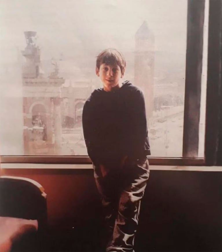 El 17 de septiembre del 2000, Lionel Messi llegó por primera vez a Barcelona con 13 años para probarse en el club catalán y Jorge, su padre, retrató el momento (Foto: Archivo familia Messi).