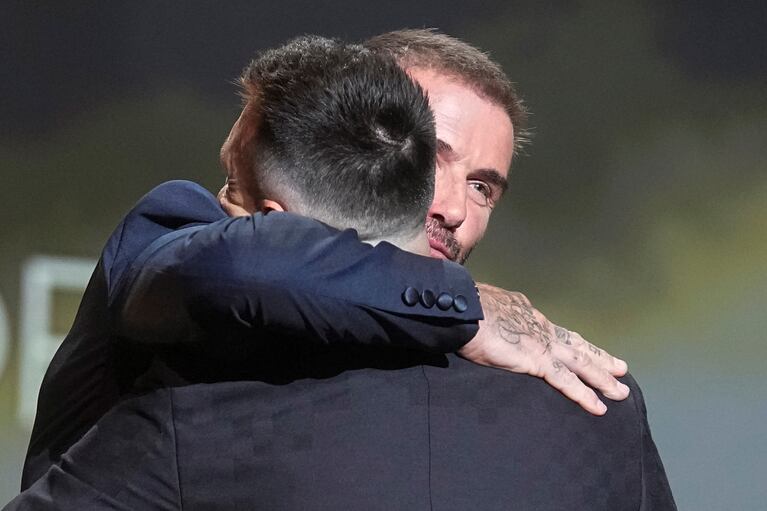 El abrazo de David Beckham y Lionel Messi (AP)