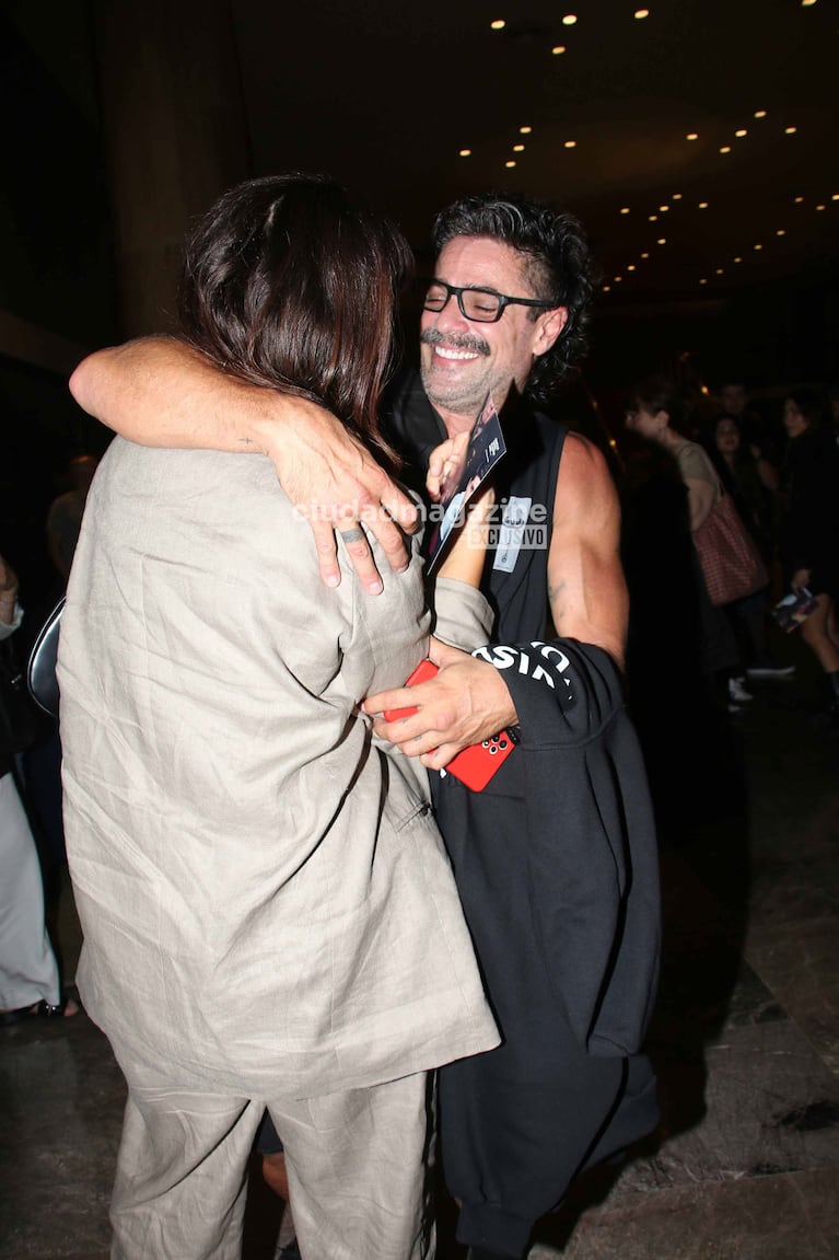 El abrazo de Luciano Castro con Griselda Siciliani en el teatro. (Foto: Movilpress)