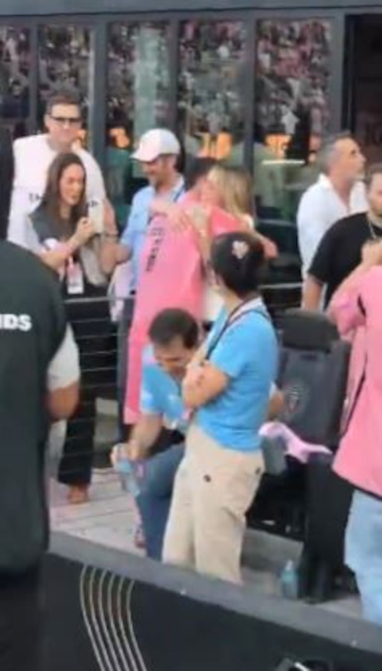 El abrazo de Tini Stoessel y Rodrigo de Paul tras el triundo del Inter Miami (Foto: captura de X).