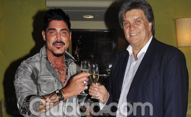 El "accidente fashion" de Ricardo Fort en la presentación del show de Luis Ventura. (Foto: Jennifer Rubio)