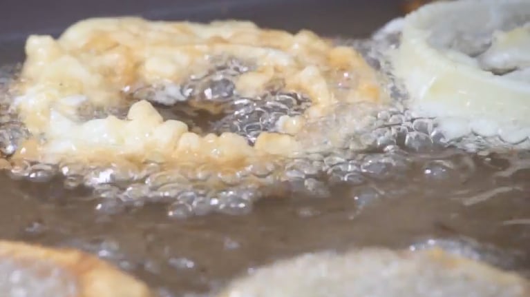El aceite debe estar bien caliente cuando se fríen los ingredientes de esta receta. Foto: Cucinare TV