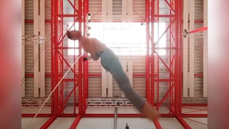 El acróbata Ron Oppenheimer hizo viral este vídeo en el que parece flotar mientras da vueltas