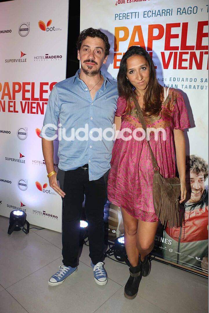 El actor Gonzalo Suárez y su mujer.  (Foto: Movilpress)