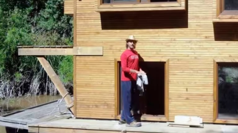 El actor que fue furor en los 90, se alejó de todo y hoy construye casas flotantes.