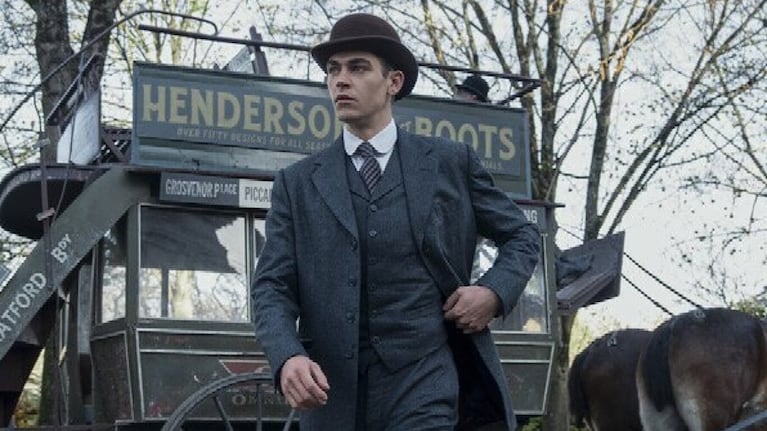 El actor y modelo británico Hero Fiennes Tiffin se pone en la piel de un joven Sherlock Holmes.