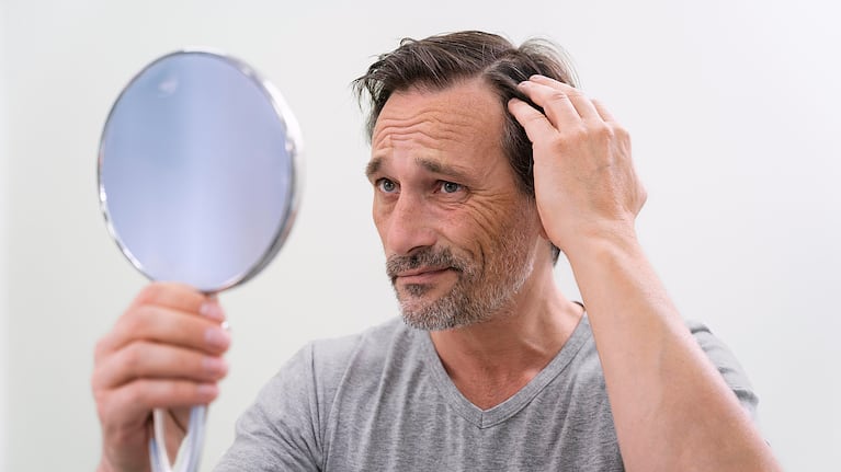 El agua con romero tiene propiedades que fortalecen el cuero cabelludo. Foto: Freepik