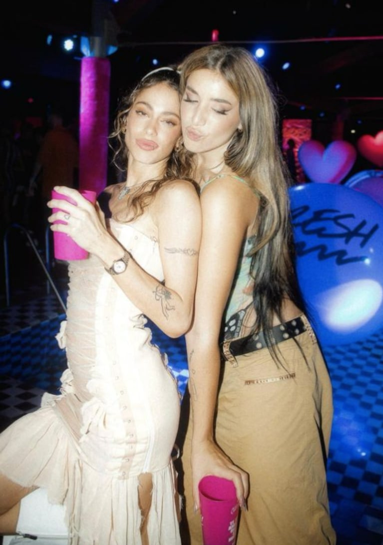 El álbum de fotos de la mega fiesta de cumpleaños de Tini Stoessel: mimos con Rodri de Paul, Bresh y piletazo
