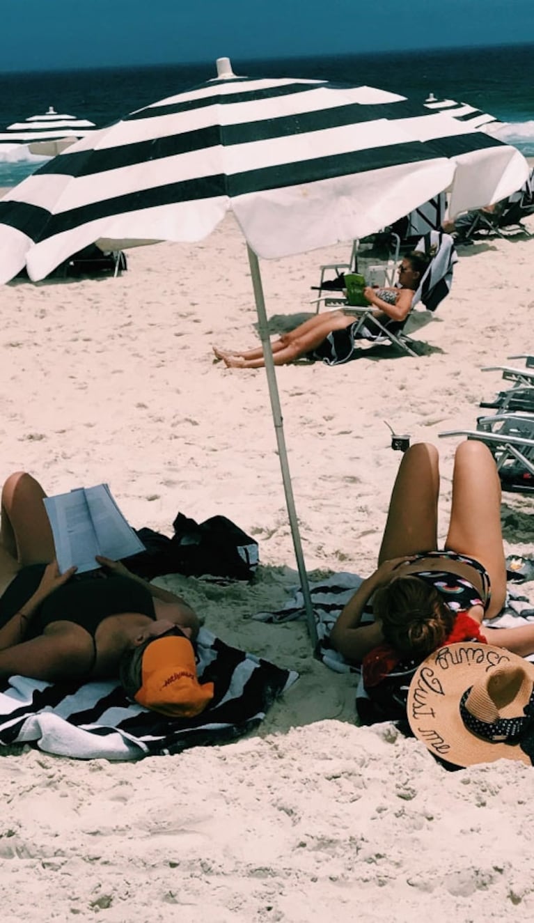 El álbum de fotos de las placenteras vacaciones de Violeta Urtizberea y Julieta Nair Calvo en Río de Janeiro: playa, lomazos y diversión 
