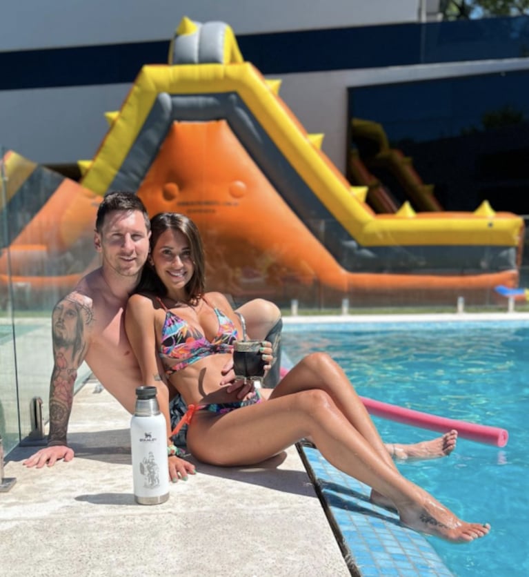 El álbum de fotos de Lionel Messi y Antonela Roccuzzo junto a sus hijos en la pileta: "Verano rosarino"