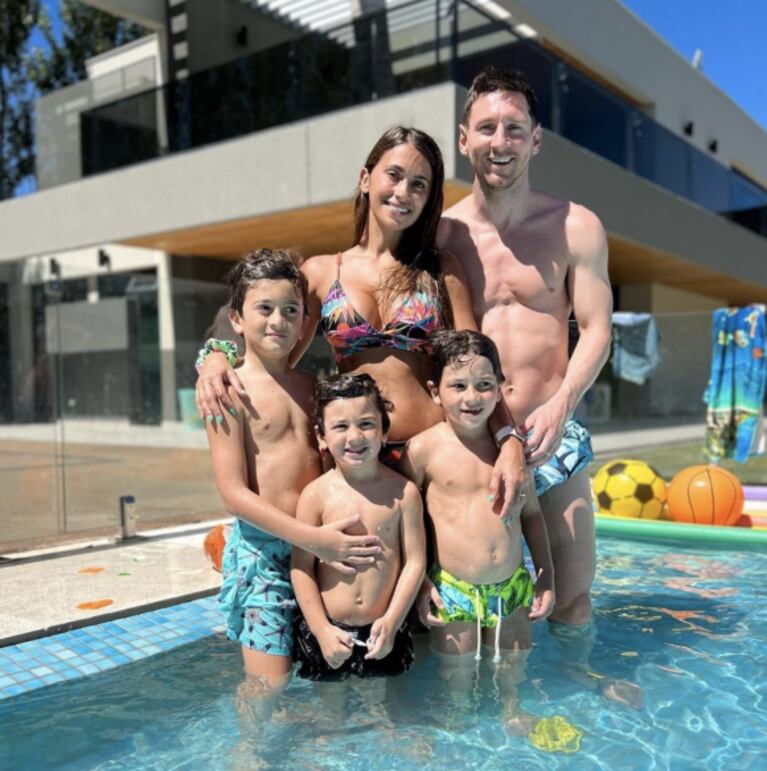 El álbum de fotos de Lionel Messi y Antonela Roccuzzo junto a sus hijos en la pileta: "Verano rosarino"