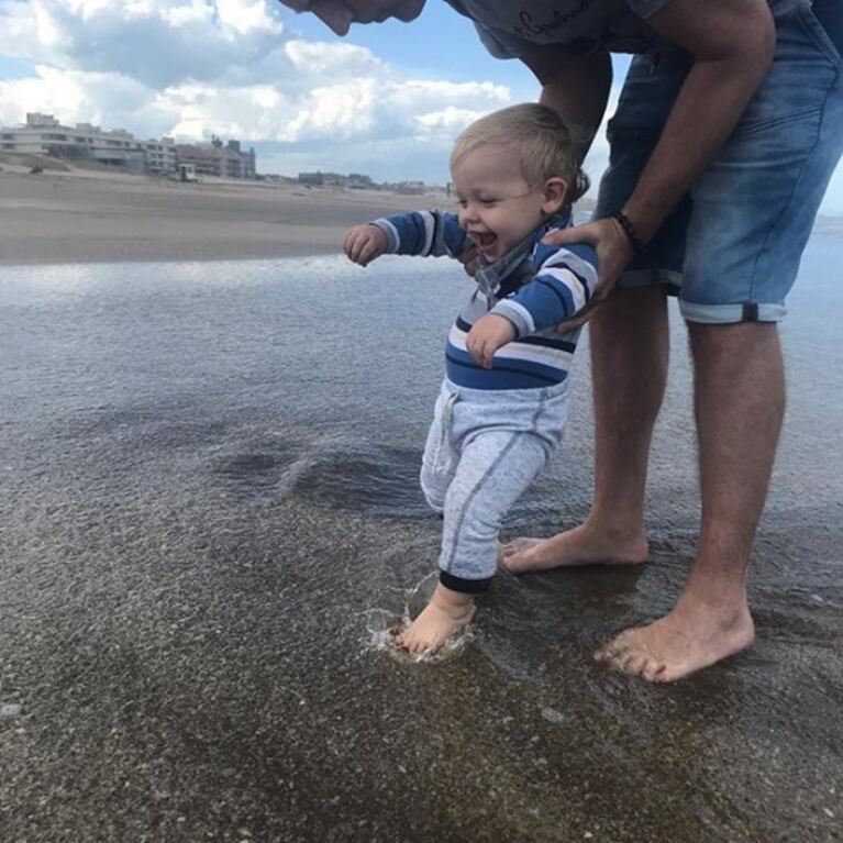 El álbum de fotos de los días de relax de Marley y Mirko en Pinamar: "¡Primeras zambullidas!"