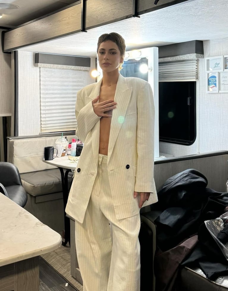 El álbum de fotos de Tini Stoessel en México: cabello cortísimo y prendas oversized