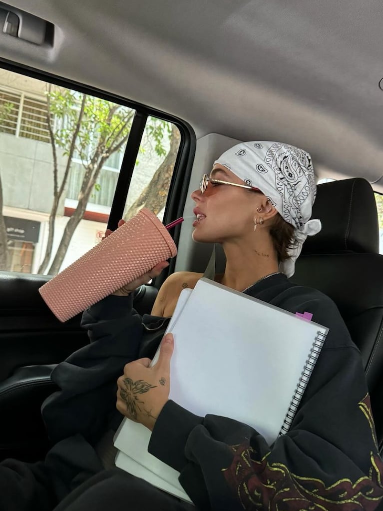 El álbum de fotos de Tini Stoessel en México: cabello cortísimo y prendas oversized