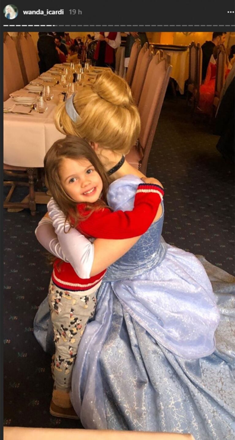 El álbum de fotos de Wanda Nara y Mauro Icardi con sus hijas en París: "Disney con las más chiquitas"