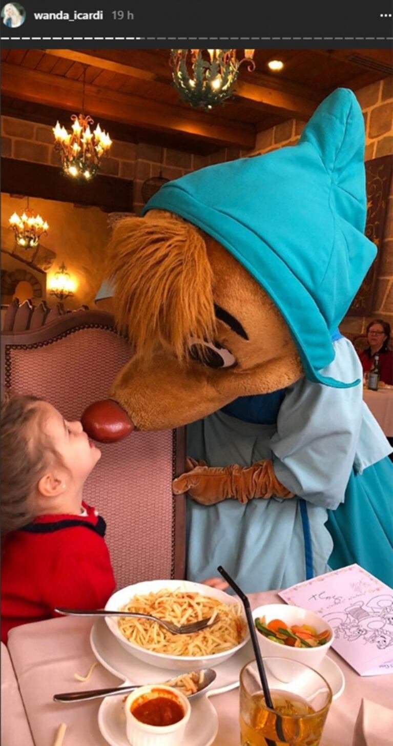 El álbum de fotos de Wanda Nara y Mauro Icardi con sus hijas en París: "Disney con las más chiquitas"