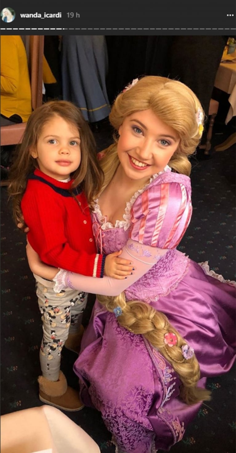 El álbum de fotos de Wanda Nara y Mauro Icardi con sus hijas en París: "Disney con las más chiquitas"
